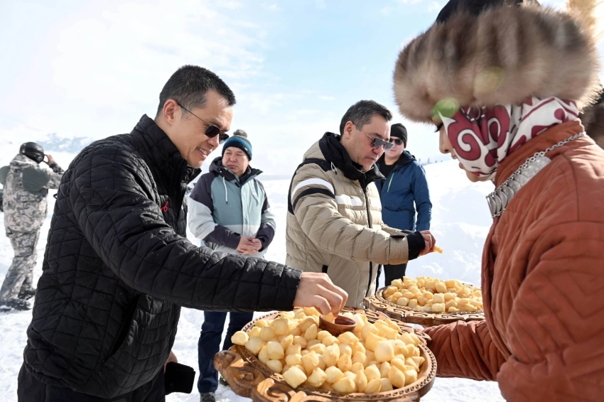 В Жыргалане Садыр Жапаров и Чанпэн Чжао покатались на лыжах в режиме фрирайд