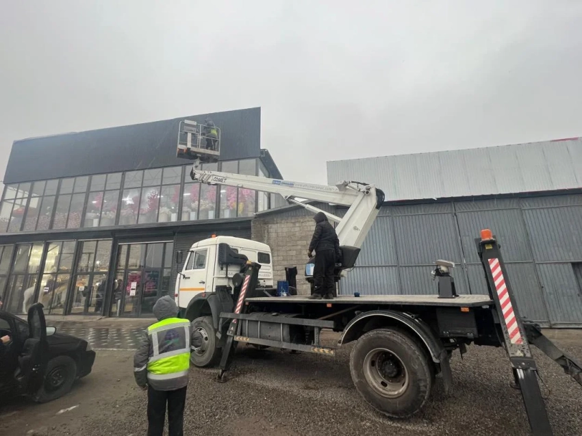 Вокруг рынка «Дордой» демонтировали незаконные ограждения и рекламные конструкции