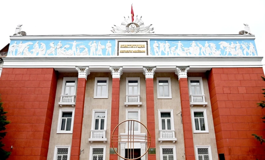 Президент обратился в Конституционный суд КР за официальным разъяснением Конституции