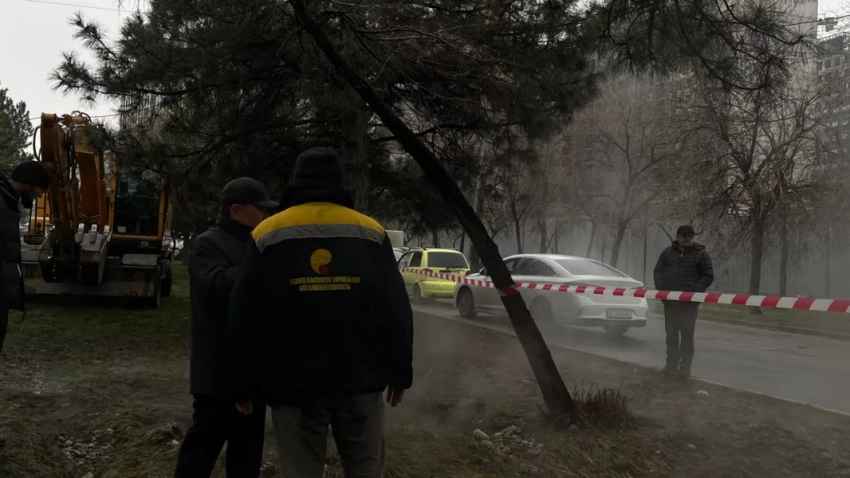 “Бишкектеплосеть” устраняет порыв на тепловой сети по улице 7 Апреля