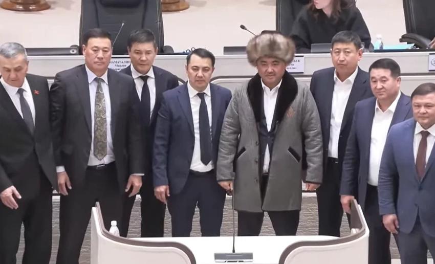 Депутаты проводили экс-спикера, надев на него чапан и тебетей