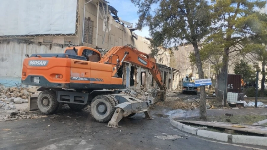 Мэрия начала снос столичного кинотеатра "Чатыр-Куль"