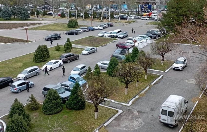 В Бишкеке нехватка парковок, а стоянки работают как автосалоны, возмущен депутат