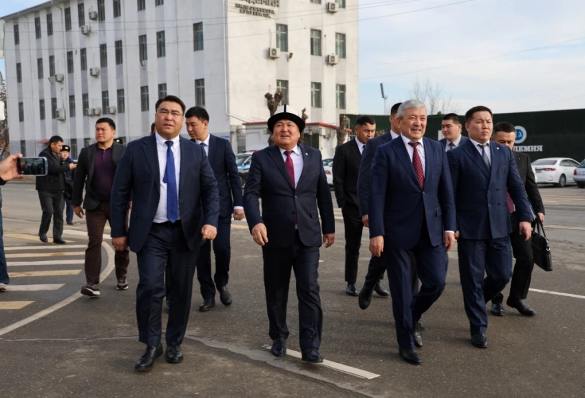 Нового мэра Оша Жанара Акаева представили подчиненным. Фото