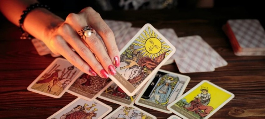 Кыргызстанцы все чаще обращаются к картам Таро, чтобы разобраться в политике