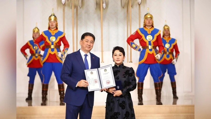 Звание «Чрезвычайный и Полномочный посол» было присвоено министру МИД Батцэцэг