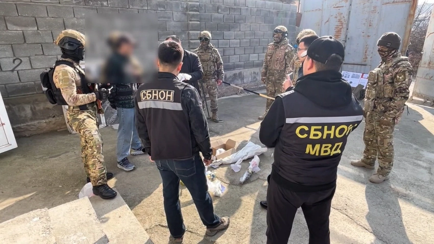 Более 4 килограммов наркотиков, гранаты и оружие изъяли в городе Ош у членов ОПГ