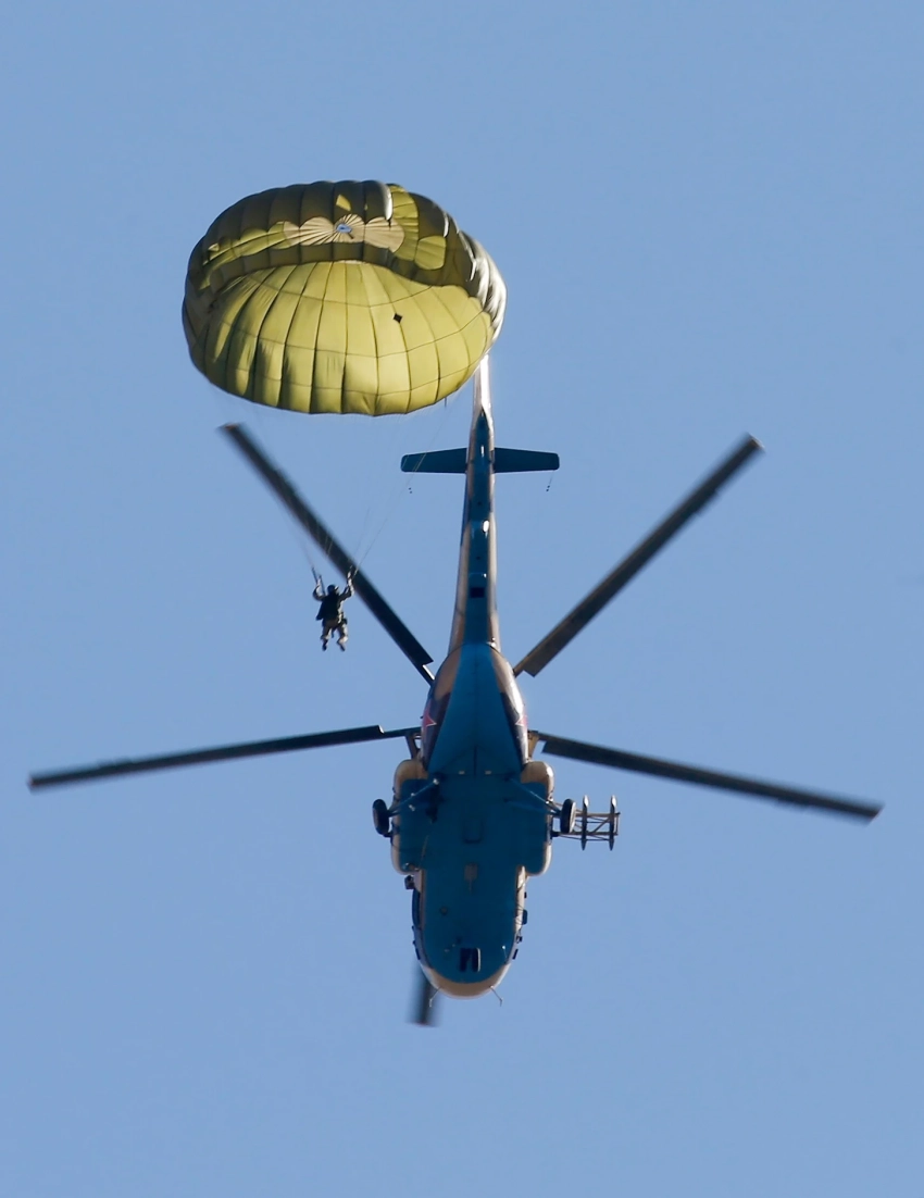 На базе учебного центра «Ала-Тоо» прошли учебные прыжки с Ми-17