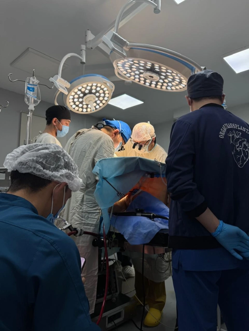 Замминистра здравоохранения провел сложные операции и показал на сердце