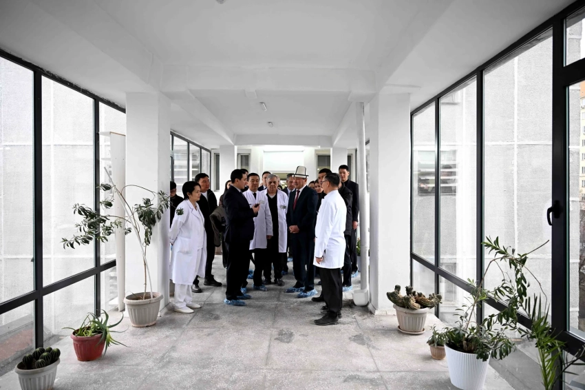 Касымалиев проверил ремонт в Центре кардиологии и НИИ хирургии сердца