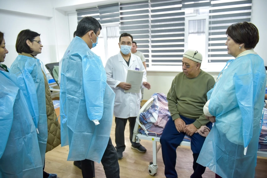 Нападение ученика на учителя: мэр посетил Болатхана Карибжанова в больнице