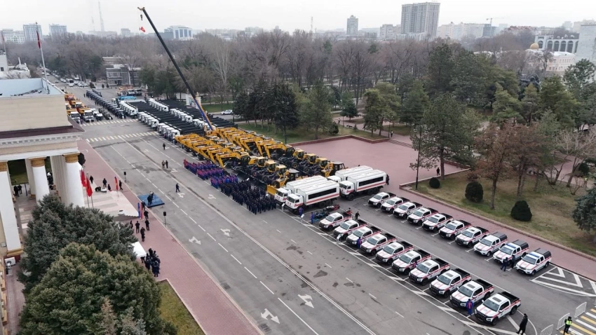 Адылбек Касымалиев вручил МЧС 116 единиц спецтехники