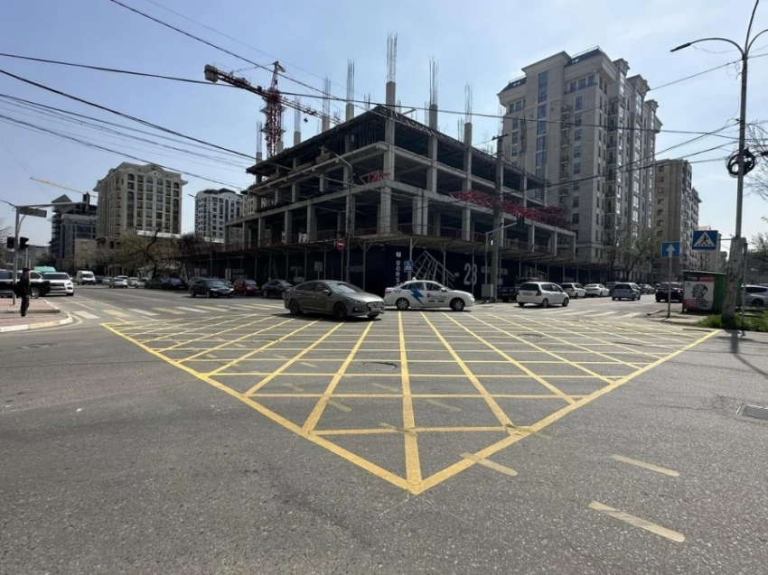 Бишкек: на «вафельную» разметку не смотрят ни водители, ни камеры БГ
