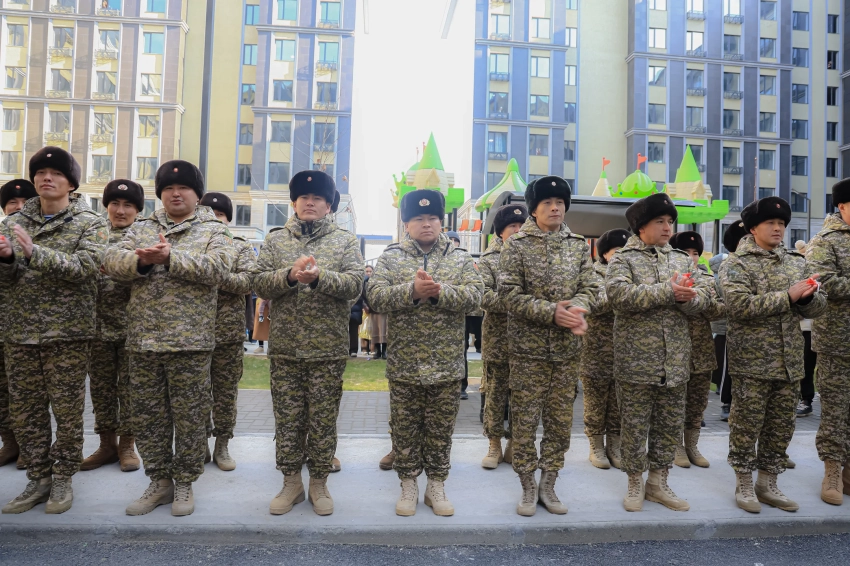 Военнослужащие в Манасе получили квартиры по линии ГИК