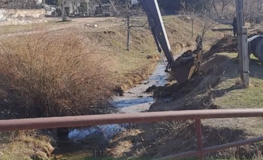 В Ала-Буке проводится очистка канала Кош-Терек-1