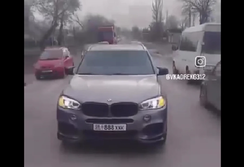 Водитель пристроился за "скорой" на трассе Кант-Бишкек, его оштрафовали на 10 тысяч сомов