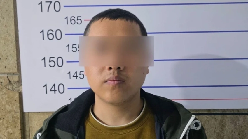 Бишкекчанин заметил «закладчика», который прятал наркотики у ворот его дома