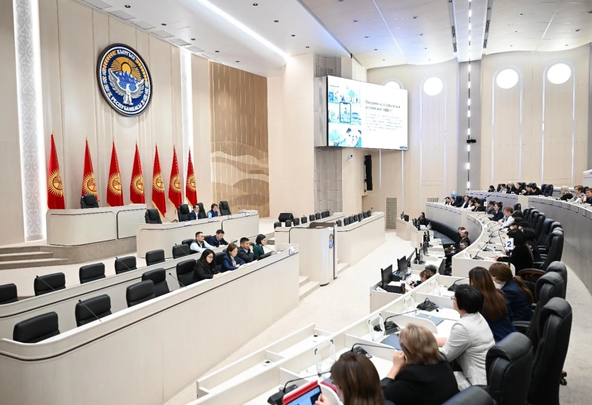 Спикер парламента встретился с директорами школ Бишкека