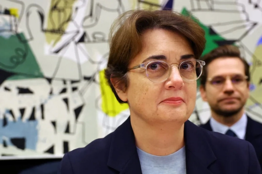 После дерзкого ограбления и скандалов директор Лувра ушла в отставку