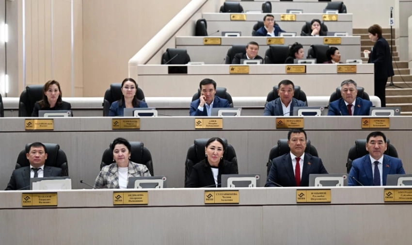 Председатели двух комитетов парламента сложили свои полномочия