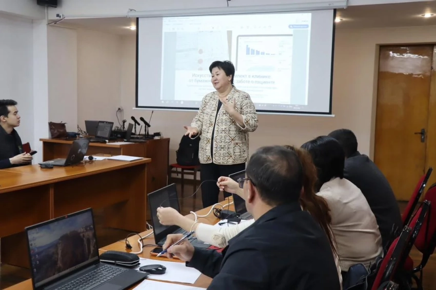 В Бишкеке медицинских специалистов обучили работе с ИИ