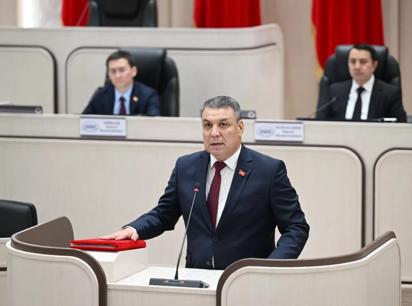 Депутаты Жогорку Кенеша Джайлообай Нышанов и Райимберди Дуйшенбиев принесли присягу