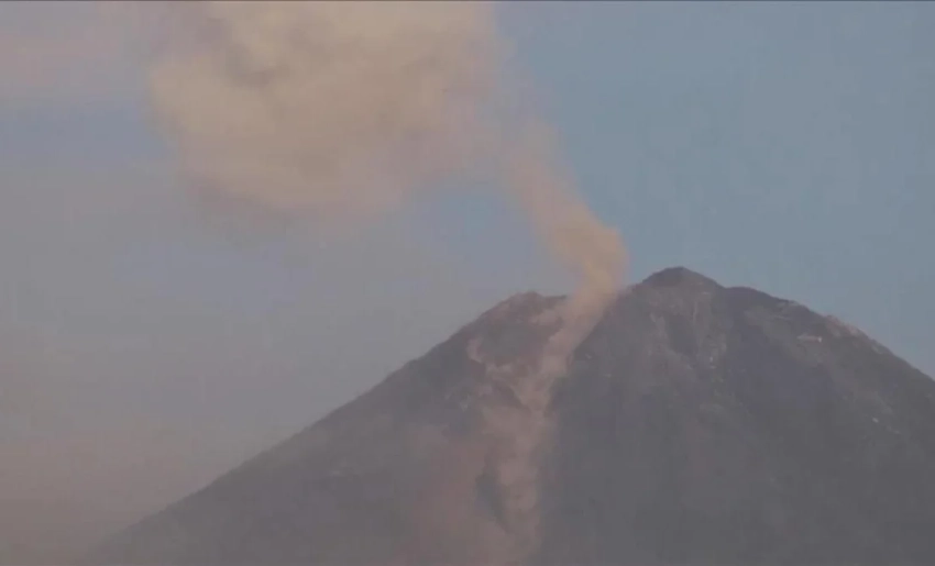 Новое извержение вулкана Семеру зафиксировано в центральной части Индонезии