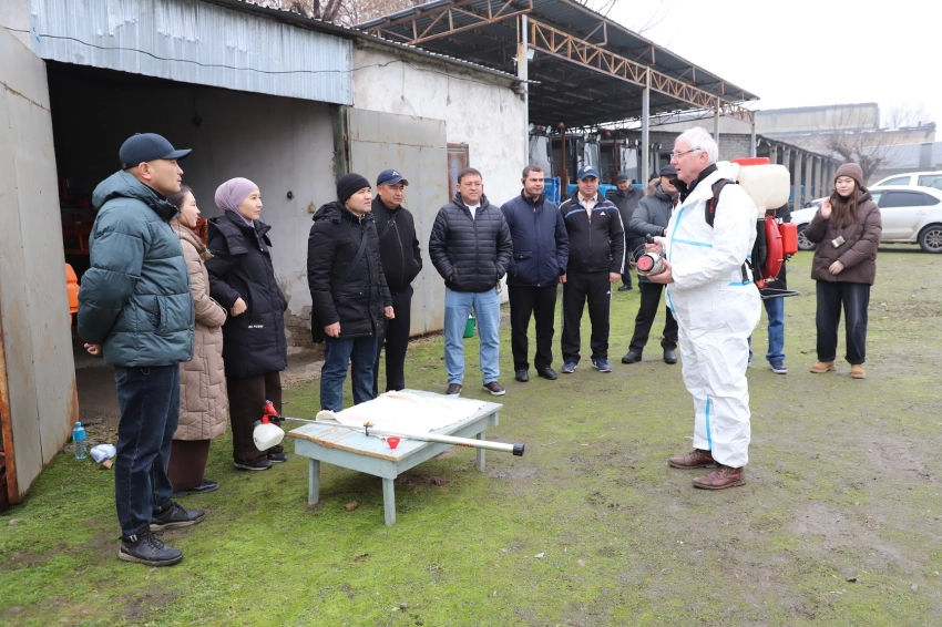 Специалистов из Центральной Азии обучают работе с ультрамалообъемными опрыскивателями против саранчи