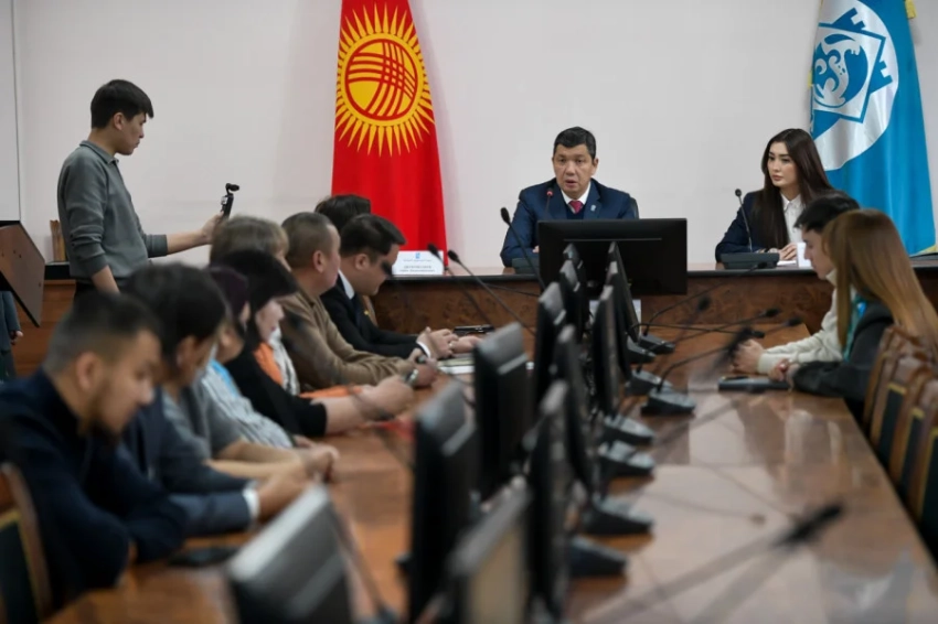 В Бишкеке пострадавшим от пожара вручили страховые сертификаты на 8 млн сомов