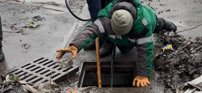 «Бишкекзеленстрой» приступил к очистке ливнеприемников