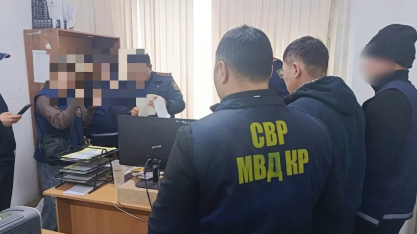 В Бишкеке пресекли попытку дачи взятки сотрудникам милиции