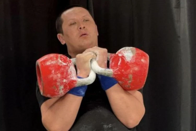 Кыргызстанец взял золото на престижном турнире в США по гиревому спорту