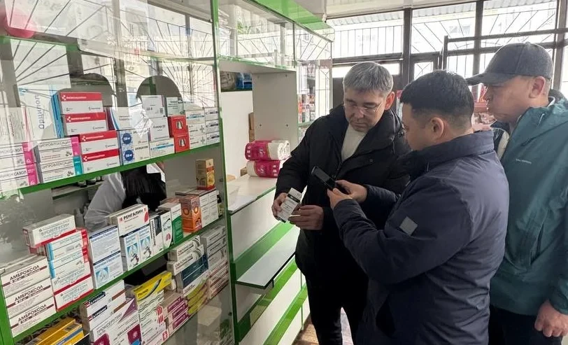 Министр здравоохранения выявил неучтенные лекарства в аптеке в Джалал-Абаде