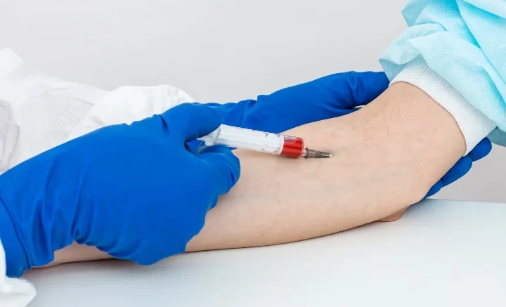 Минздрав призвали пересмотреть запрет на инъекции в ФАПах