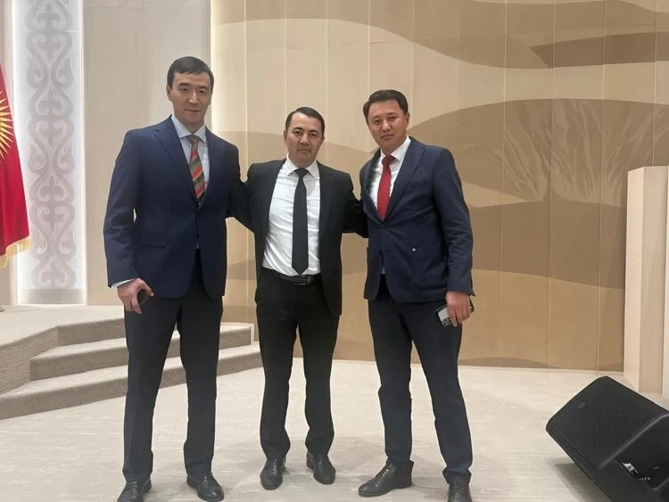 Спикер ЖК помирил депутатов Медербека Алиева и Улукбека Карыбек уулу