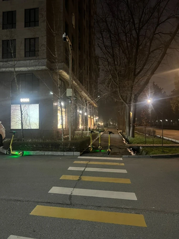 Горожане жалуются на самокатчиков: "Страшно ходить по тротуарам"