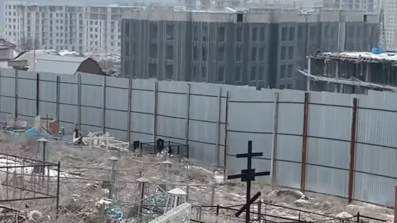 Возле кладбища в селе Орто-Сай строят дома