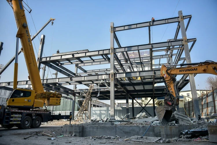 Фонтан вместо бутиков. Мэр Бишкека проинспектировал демонтаж на проспекте Чуй