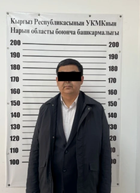 Чиновников поймали на вымогательстве денег у учителей в Нарыне