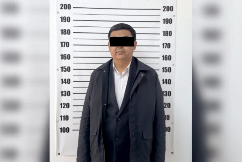 Чиновников поймали на вымогательстве денег у директоров школ города Нарына