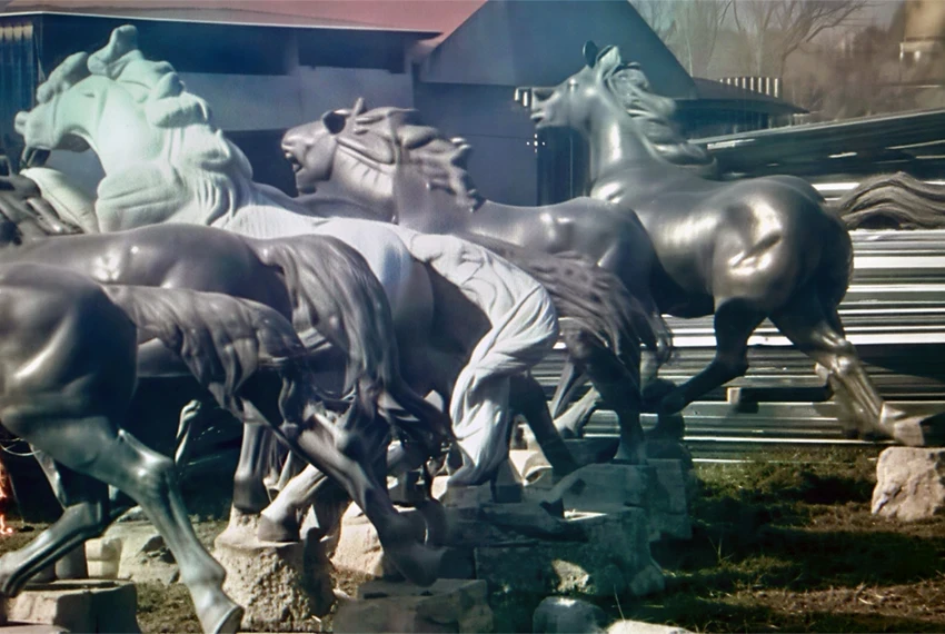 Знаменитые лошадки у ЦУМа нашли во дворе частного дома в селе Восток