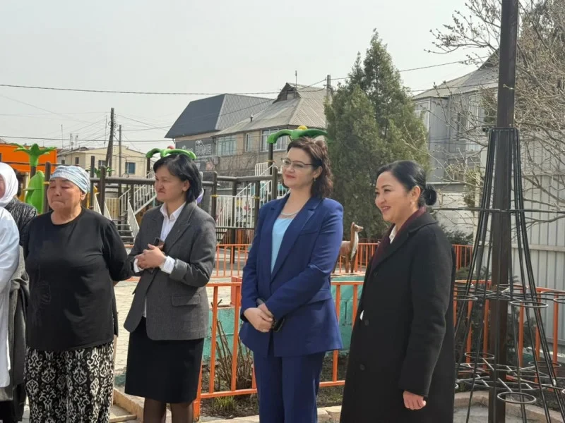 Депутатам показали, как живут старики и дети в учреждениях «Үмүт үйү» и «Айданек» - фоторепортаж