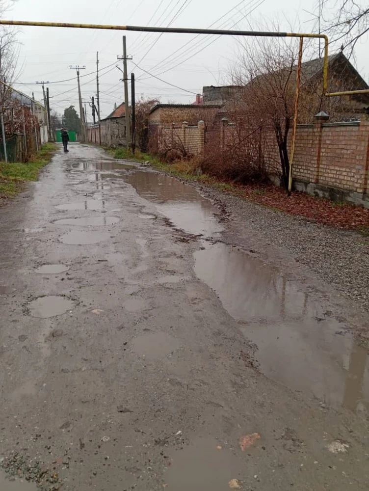 "Ямы, вода и грязь". Жители улицы Учительской просят отремонтировать дорогу