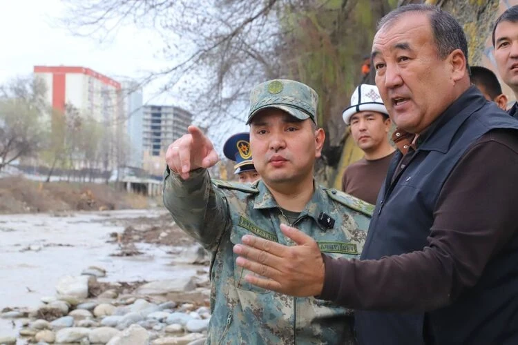 В городе Ош продолжается масштабная очистка реки Ак-Бууры