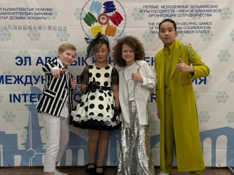 На сцене театра «Тунгуч» проходит второй тур эстрадного пения