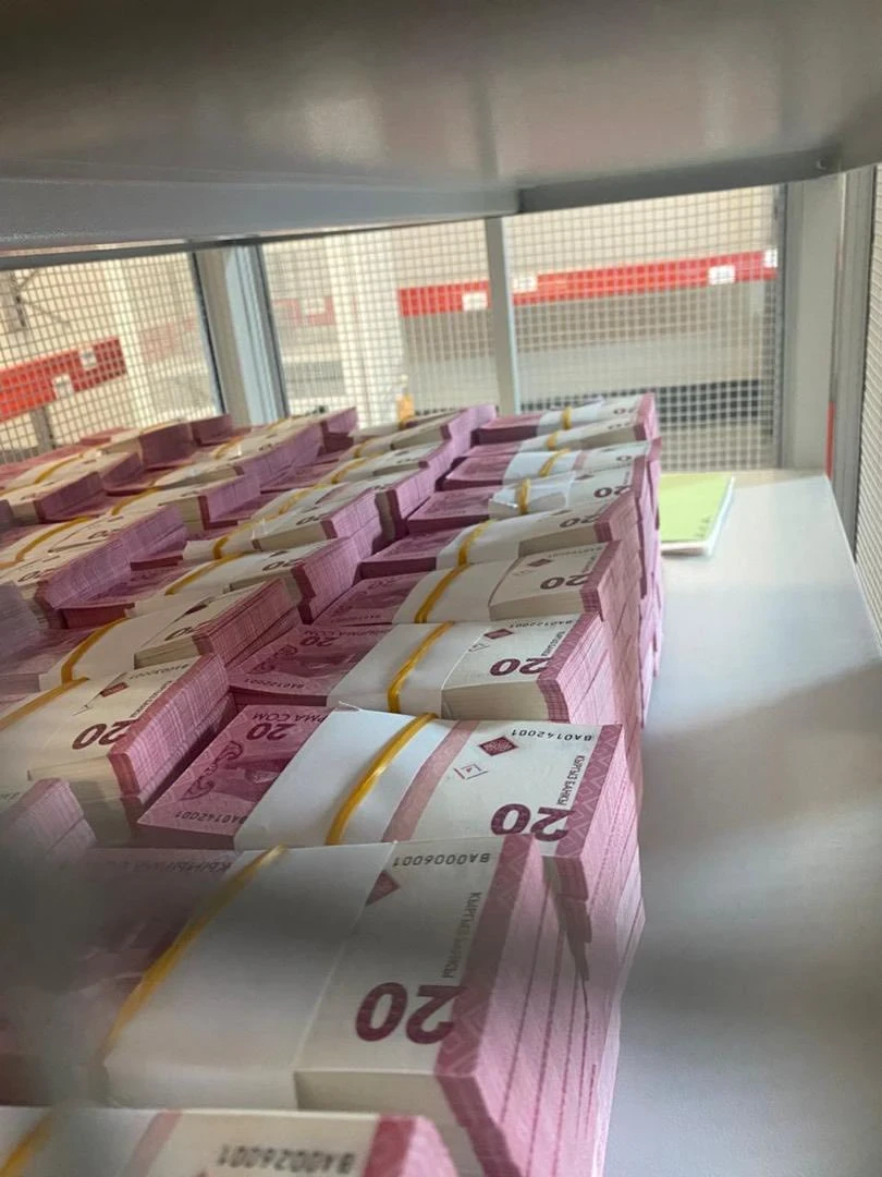 Кыргызстан начал сам печатать сом — президент заявил об «историческом дне»