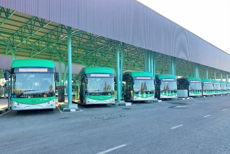 В Бишкеке до 400 автобусов не выходят на линии из-за нехватки водителей