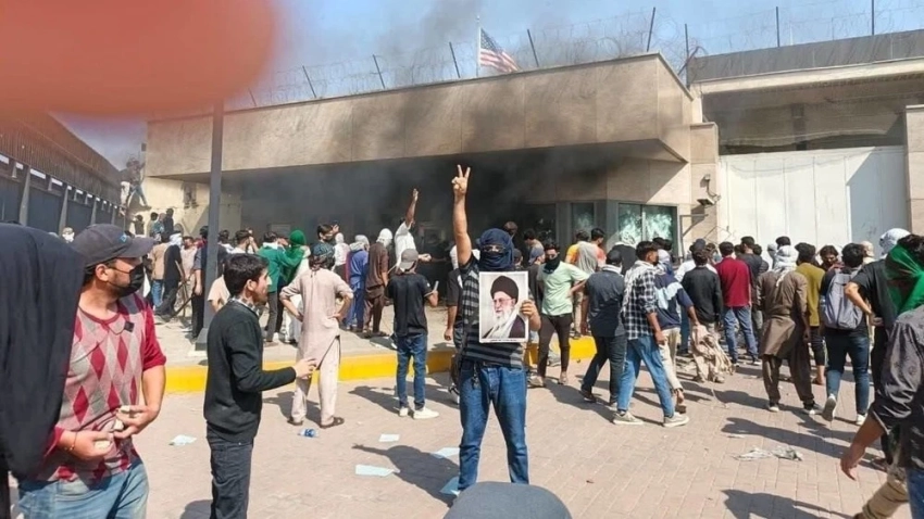 В Пакистане протестующие напали на американское консульство в Карачи, есть погибшие