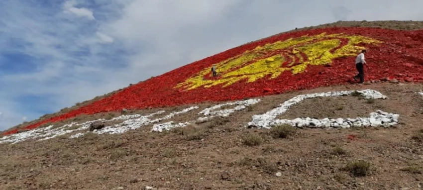Кыргызстанцы недовольны, что убирают надписи камнями в Боомском ущелье