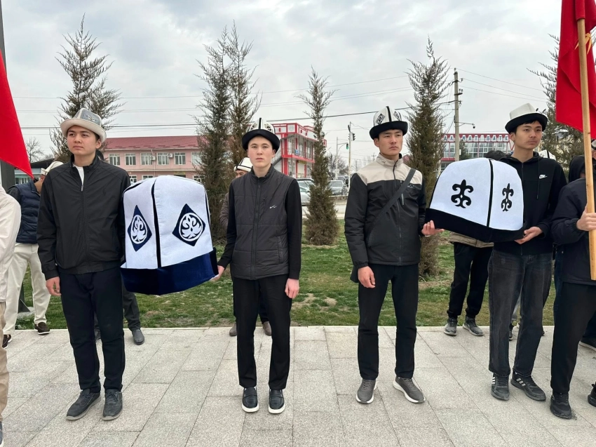 В Баткене одновременно отметили День флага и День ак калпака